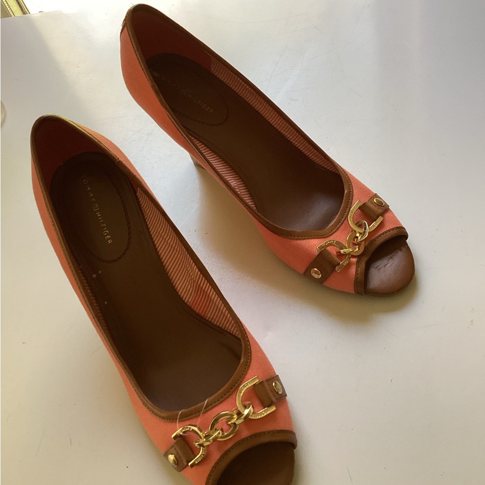 🪸 Tommy Hilfiger CORAL  Peep Toe GOLD CHAIN Canvas WEDGE  Sz 8.5 NWT - Picture 2 of 16